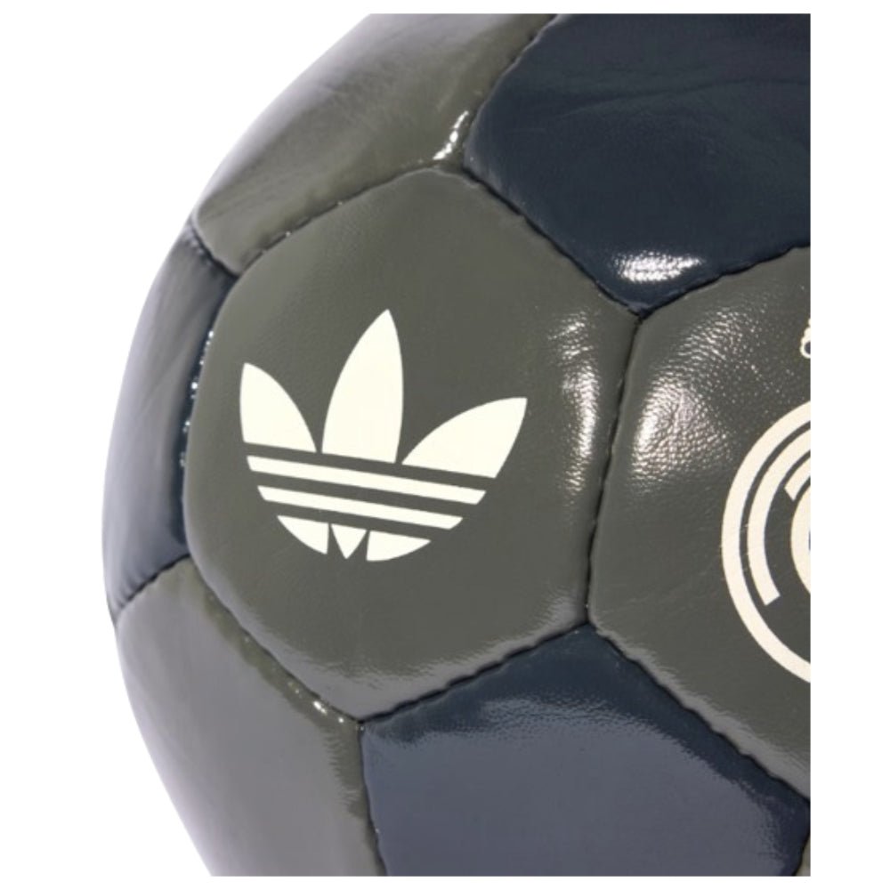 re_1723434102_rm-2024-2025-football-real-madrid-clb-trebadge-5